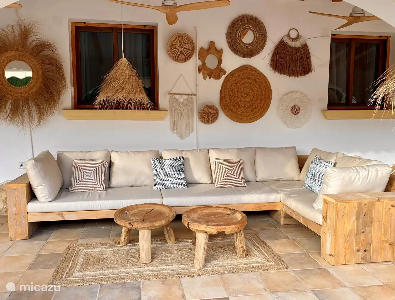 Genießen Sie es, in der Naya mit Blick auf den Pool zu faulenzen.