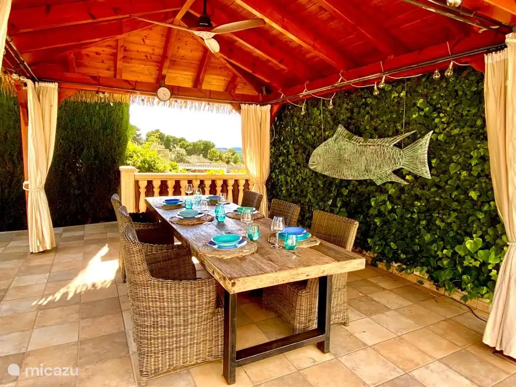 Stimmungsvolles und schattiges Essen unter der Pergola.