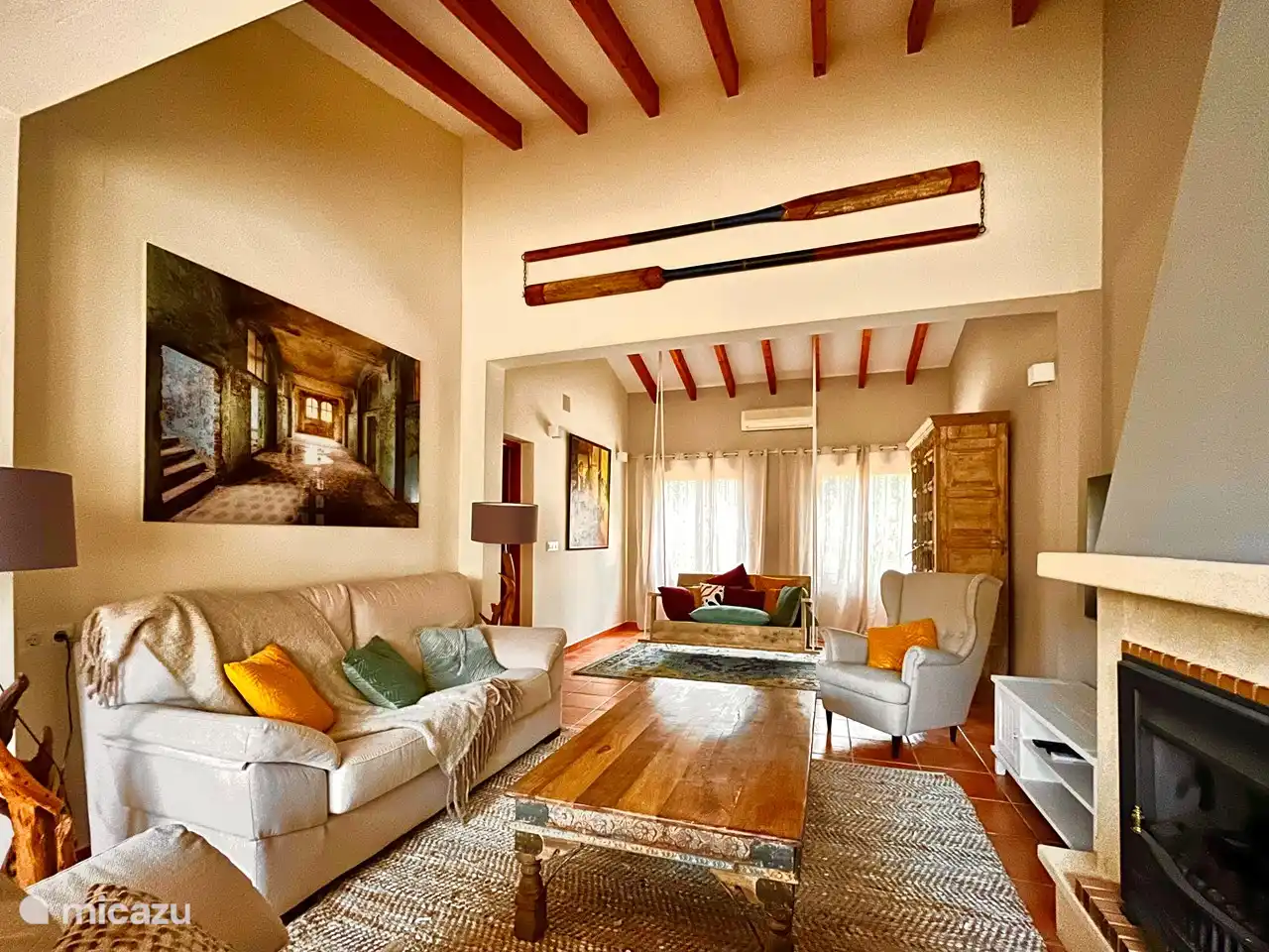 Schönes geräumiges Wohnzimmer mit Gaskamin.