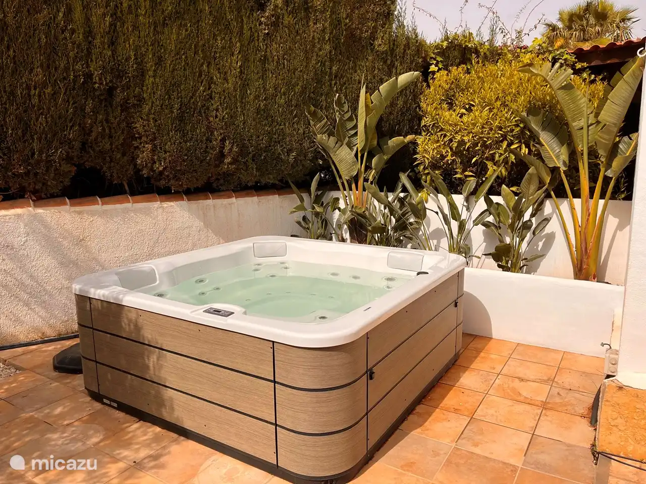 Luxuriöser Whirlpool mit Platz für 5/6 Personen.