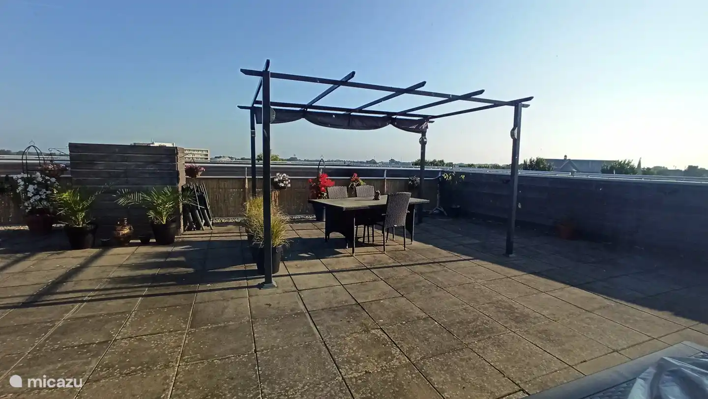 Spacieuse terrasse sur le toit avec vue sur le centre de Vlissingen