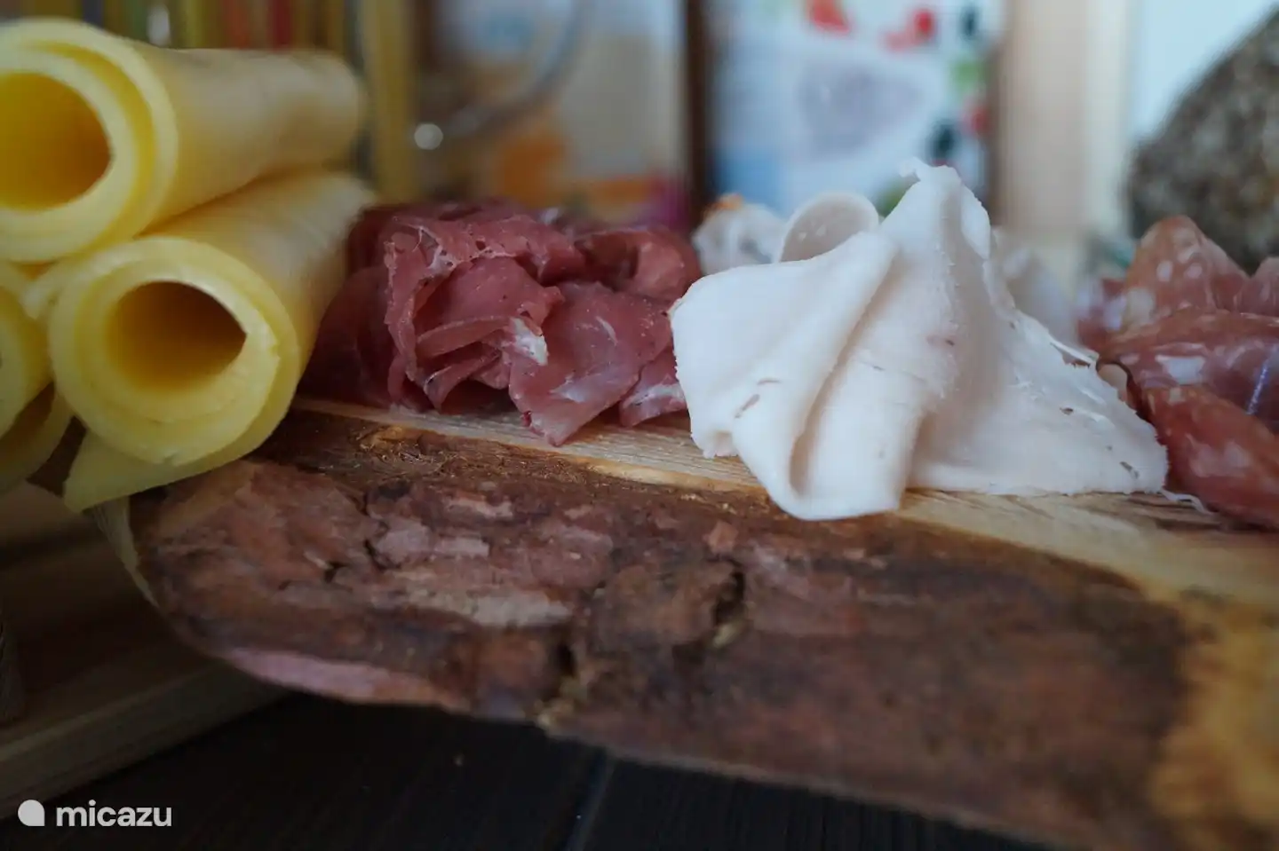 Petit-déjeuner avec fromage et saucisse