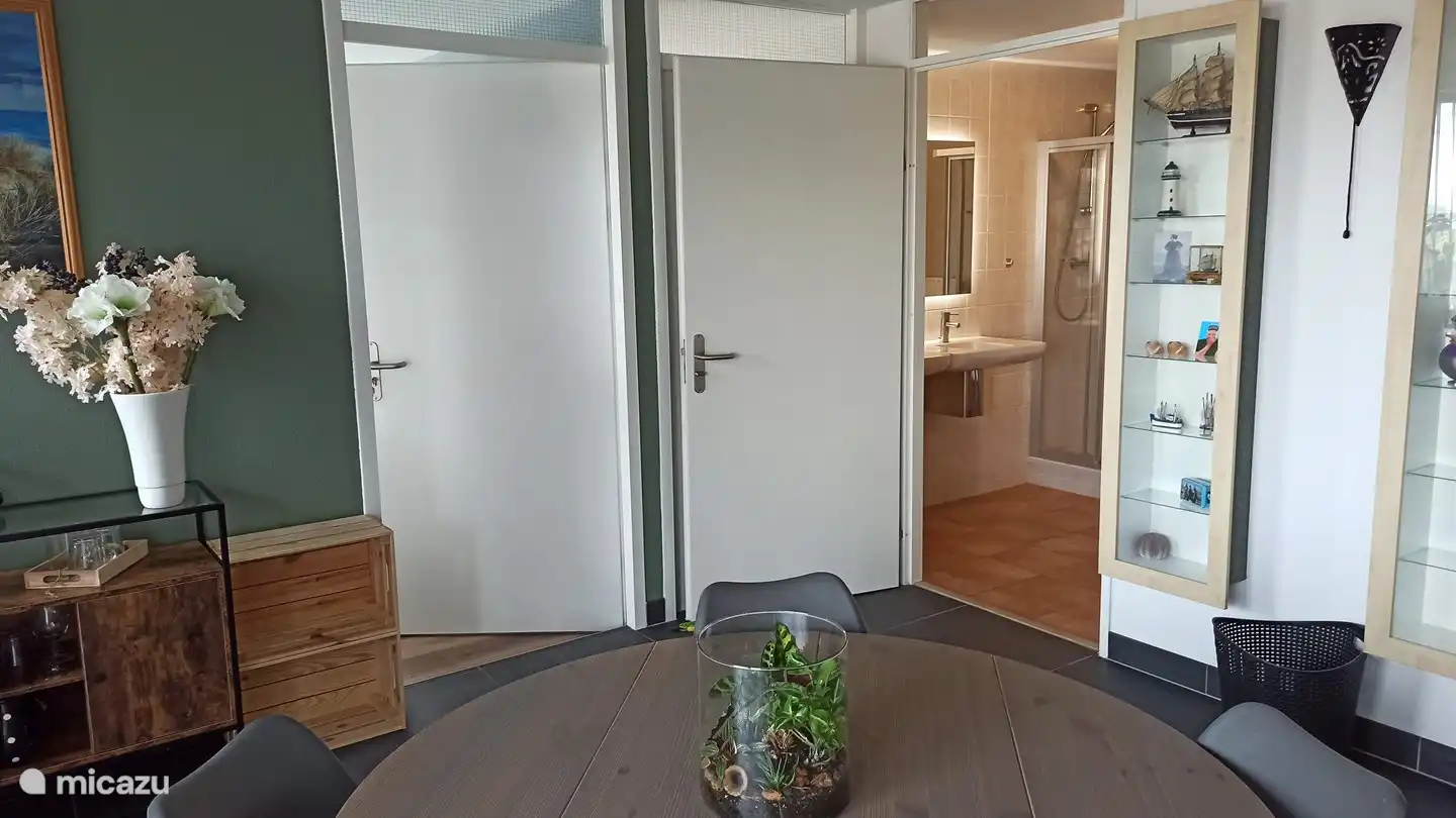 Salle de petit-déjeuner centrale avec vue sur la salle de bain