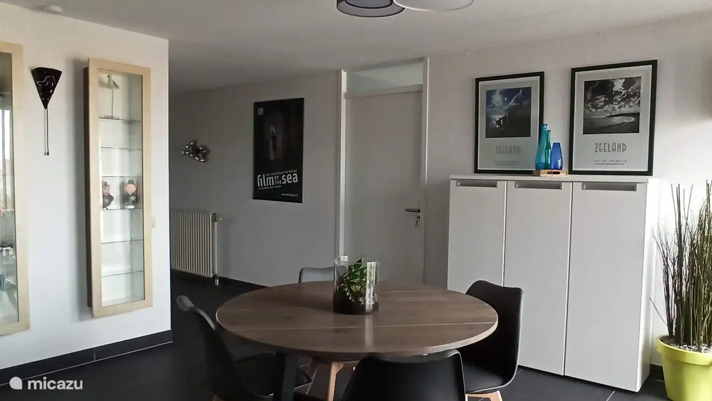 Petit-déjeuner central et salle de détente