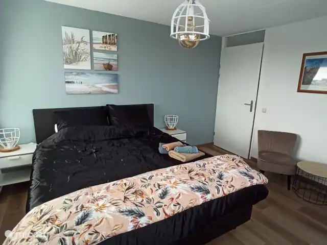 Breakfast at Carin's huren in Nederland, Zeeland, Vlissingen - penthouse Hoofdslaapkamer met zitje
