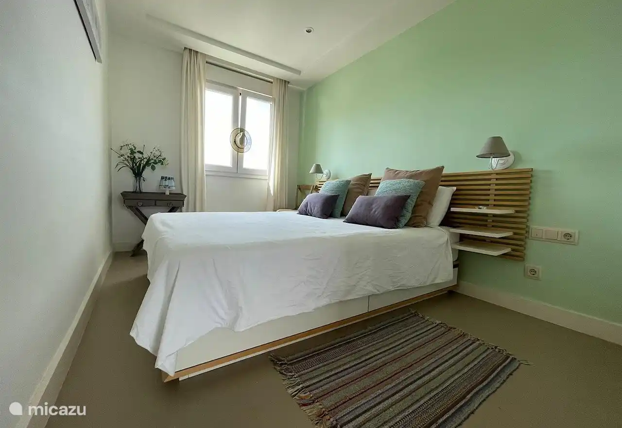 Zweites Schlafzimmer mit schönem Bergblick.