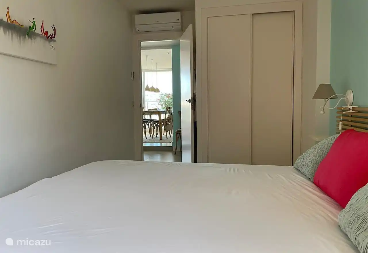 Das dritte Schlafzimmer hat ein zusätzliches Waschbecken.