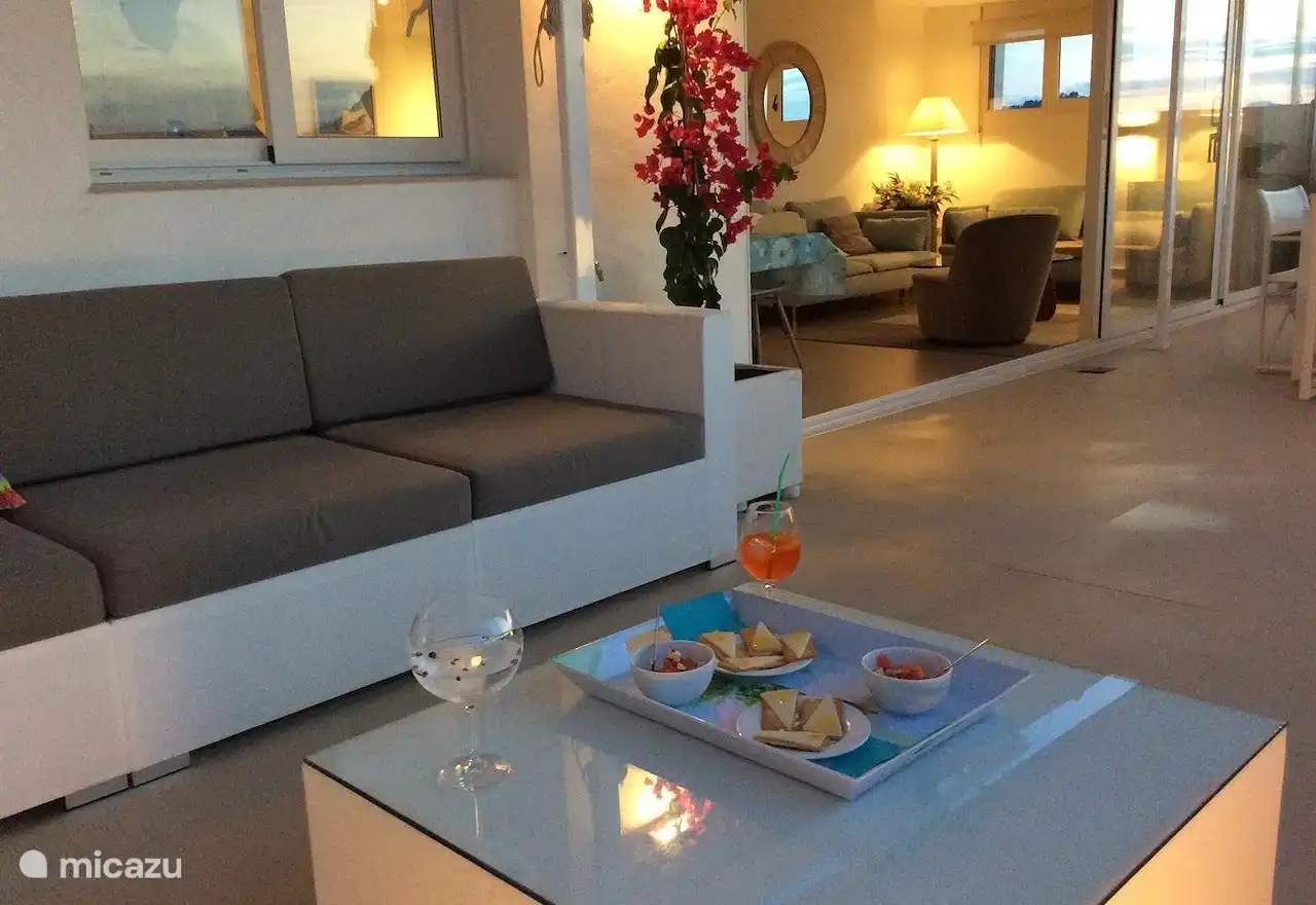 Gemütlicher Apéro am Abend in der Lounge.