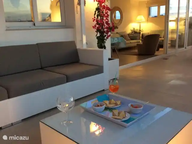 PENTHOUSE AAN DE BEACH huren in Spanje, Costa Blanca, Jávea - appartement Gezellig 's avonds aperitieven in de lounge.