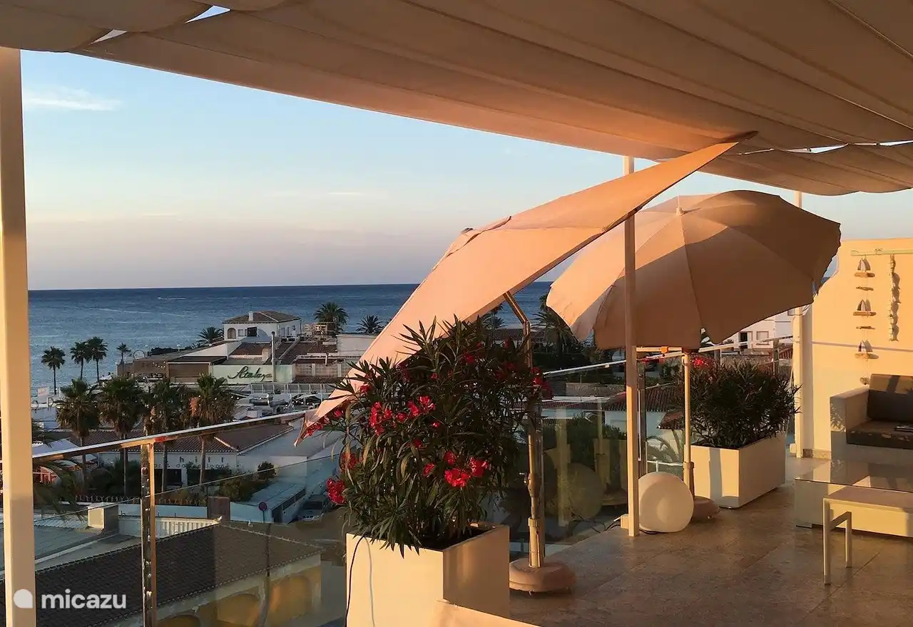 Lounge bei Sonnenuntergang mit Meerblick.