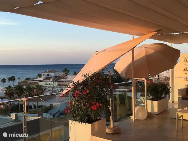 PENTHOUSE AAN DE BEACH huren in Spanje, Costa Blanca, Jávea - appartement Lounge bij zonsondergang met zicht op zee.