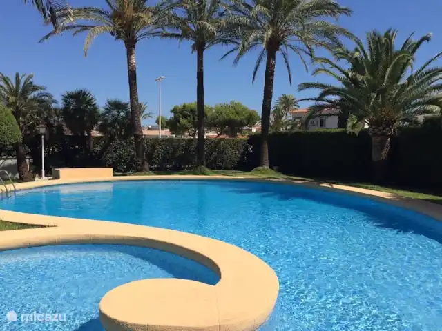 PENTHOUSE AAN DE BEACH huren in Spanje, Costa Blanca, Jávea - appartement In de gemeenschappelijke rustige tuin met zwembad is het ook zalig vertoeven in het winterzonnetje.