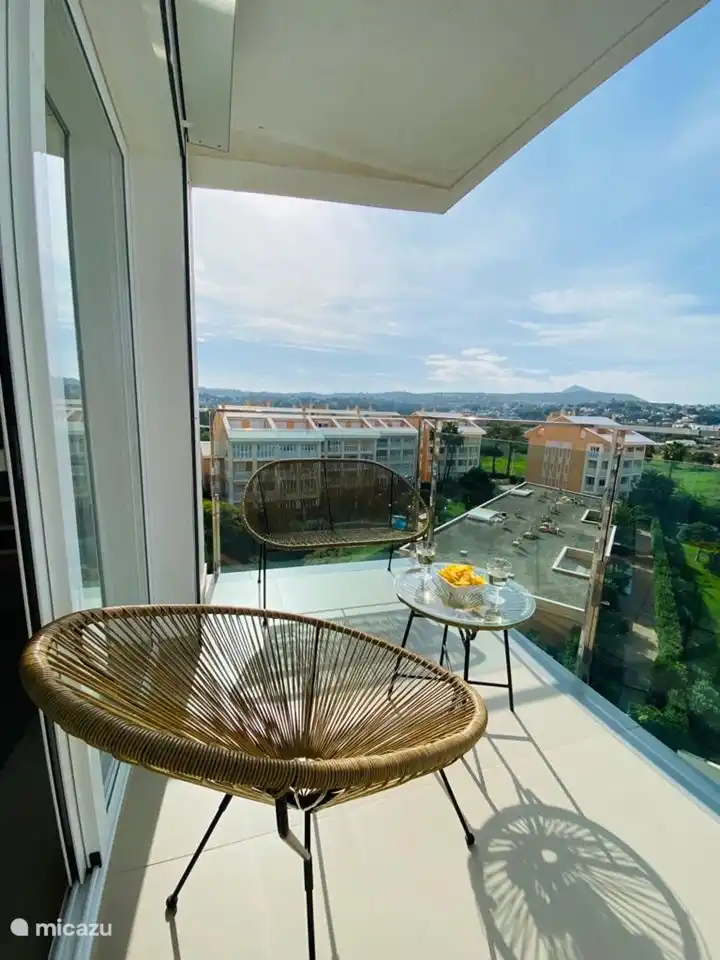 EXTRAS: In der Vor- und Nachsaison ist es auch auf der nach Südwesten ausgerichteten Seitenterrasse des Hauptschlafzimmers herrlich sonnig.