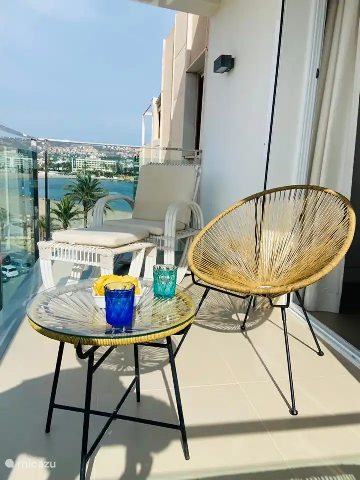 Auch von der seitlichen Terrasse hat man einen schönen Blick auf den Strand und die Bucht von Arenal.