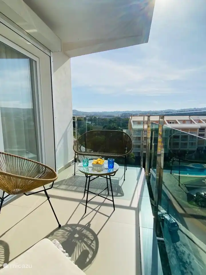 Auf dieser Terrasse können Sie zu jeder Jahreszeit die Sonne bis zum Sonnenuntergang genießen.