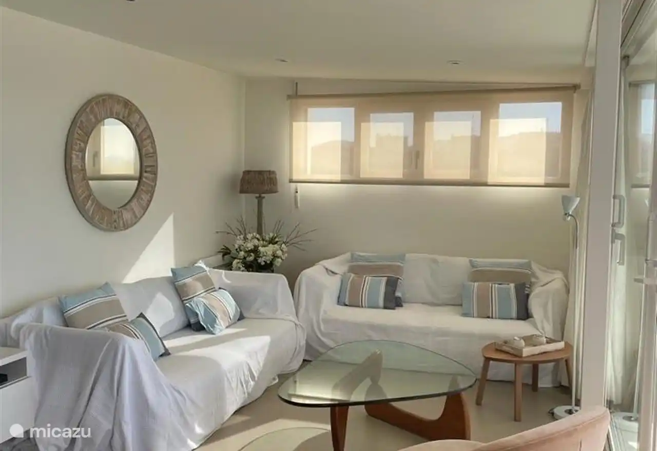 Gemütliches Wohnzimmer mit Smart TV: Alle TV-Sender weltweit empfangbar.