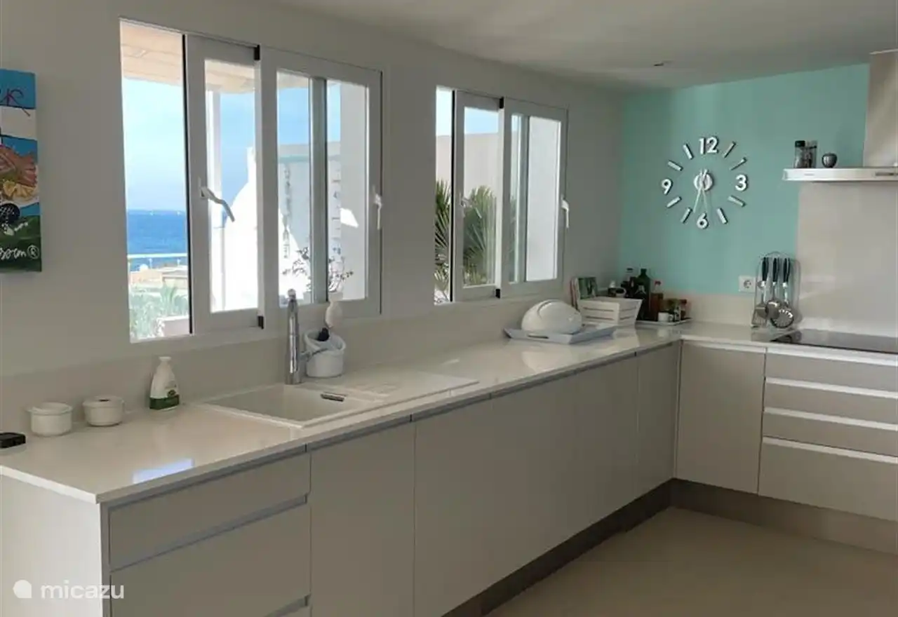 Die Küche liegt praktischerweise auf der Terrasse.