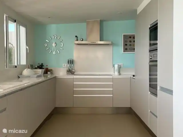 PENTHOUSE AAN DE BEACH huren in Spanje, Costa Blanca, Jávea - appartement Hele luxe keuken met alle nodige keukenapparaten en veel glaswerk, dienborden, enz.