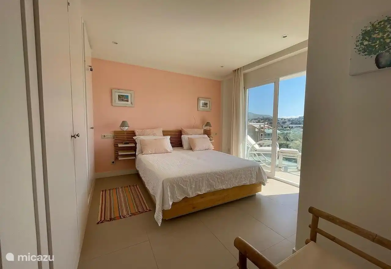 Geräumiges und gemütliches Hauptschlafzimmer.