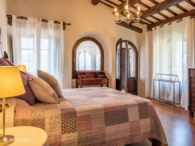 villa huren in Spanje, Costa Brava, Calonge – Mas Toi hoofdslaapkamer met ensuite badkamer