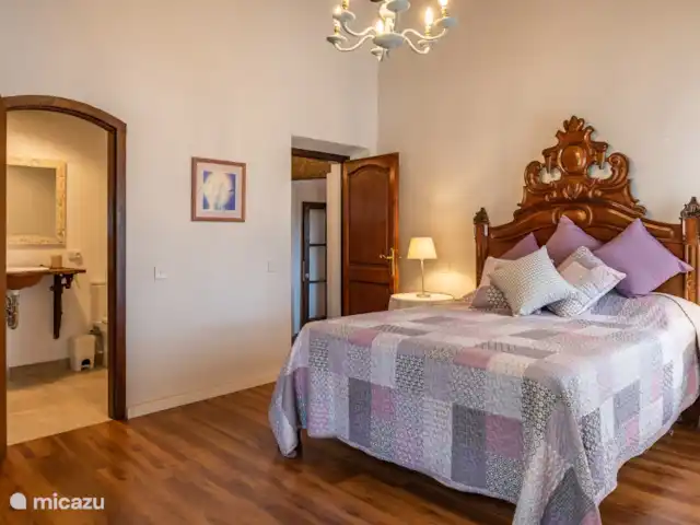 villa huren in Spanje, Costa Brava, Calonge – Mas Toi hoofdslaapkamer met ensuite badkamer