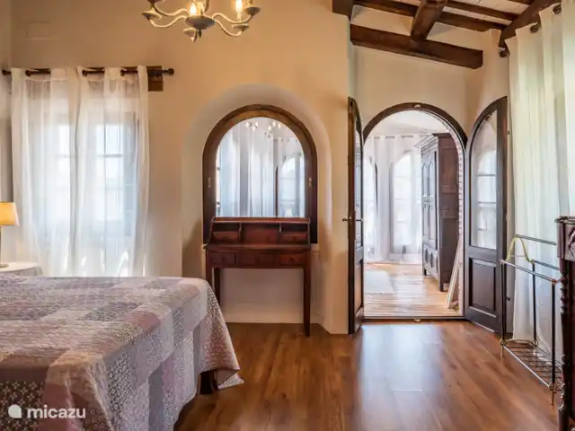 villa huren in Spanje, Costa Brava, Calonge – Mas Toi hoofdslaapkamer met ensuite badkamer