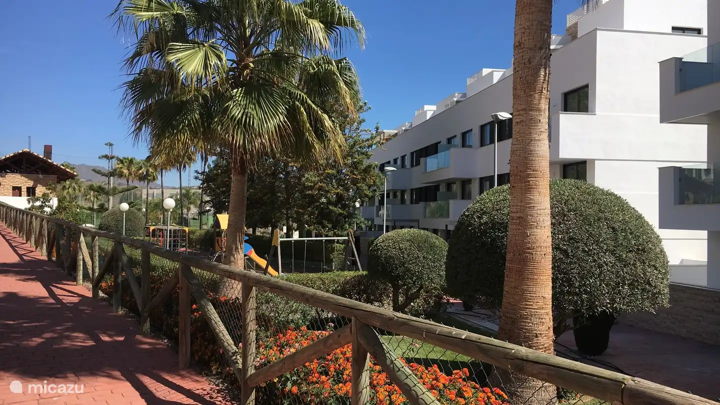 Die Rückseite der Wohnung grenzt an die schön angelegte Liegewiese und die Swimmingpools.