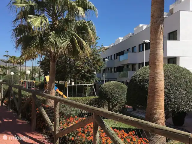 Appartement Mijas-3 chambres | Espagne, Costa del Sol, La Cala de Mijas - appartement L'arrière de l'appartement est adjacent à la zone de bronzage magnifiquement paysagée et aux piscines.