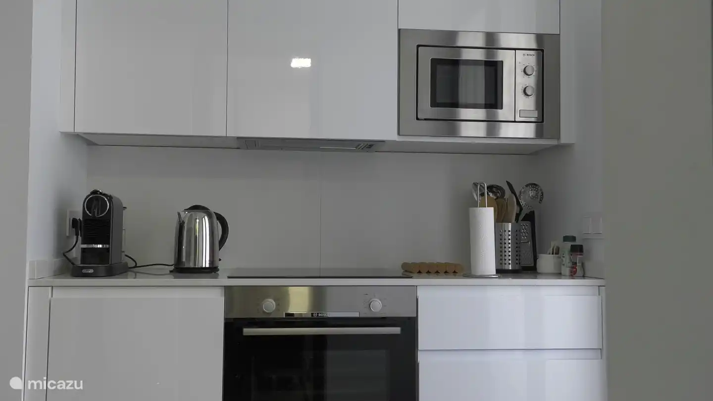 Sie haben Zugang zu einem Heißluftofen, einer Mikrowelle, einem Cerankochfeld, einem Geschirrspüler und einer Nespresso-Kaffeemaschine.