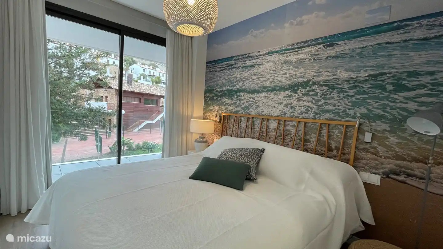 Im Hauptschlafzimmer wähnen Sie sich bereits am Strand