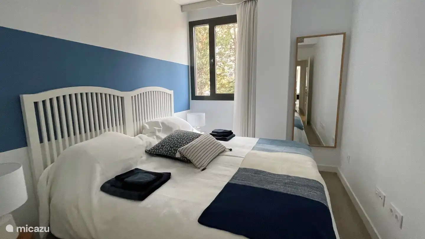 Das blaue Schlafzimmer hat auch einen geräumigen Einbauschrank.