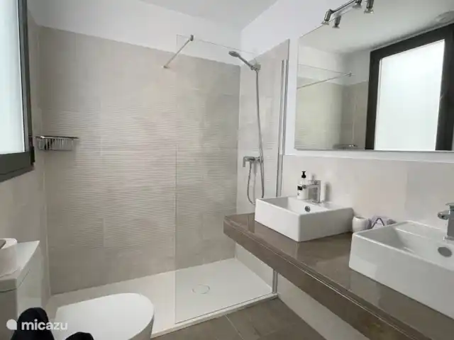Appartement Mijas-3 chambres | Espagne, Costa del Sol, La Cala de Mijas - appartement La salle de bain attenante avec douche, deux lavabos et toilettes.