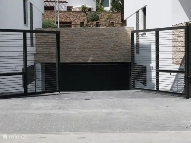 Appartement Mijas-3 chambres | Espagne, Costa del Sol, La Cala de Mijas - appartement A votre arrivée, garez la voiture sur la place de parking privée dans le garage fermé. Vous pouvez prendre l'ascenseur jusqu'au 1er étage.