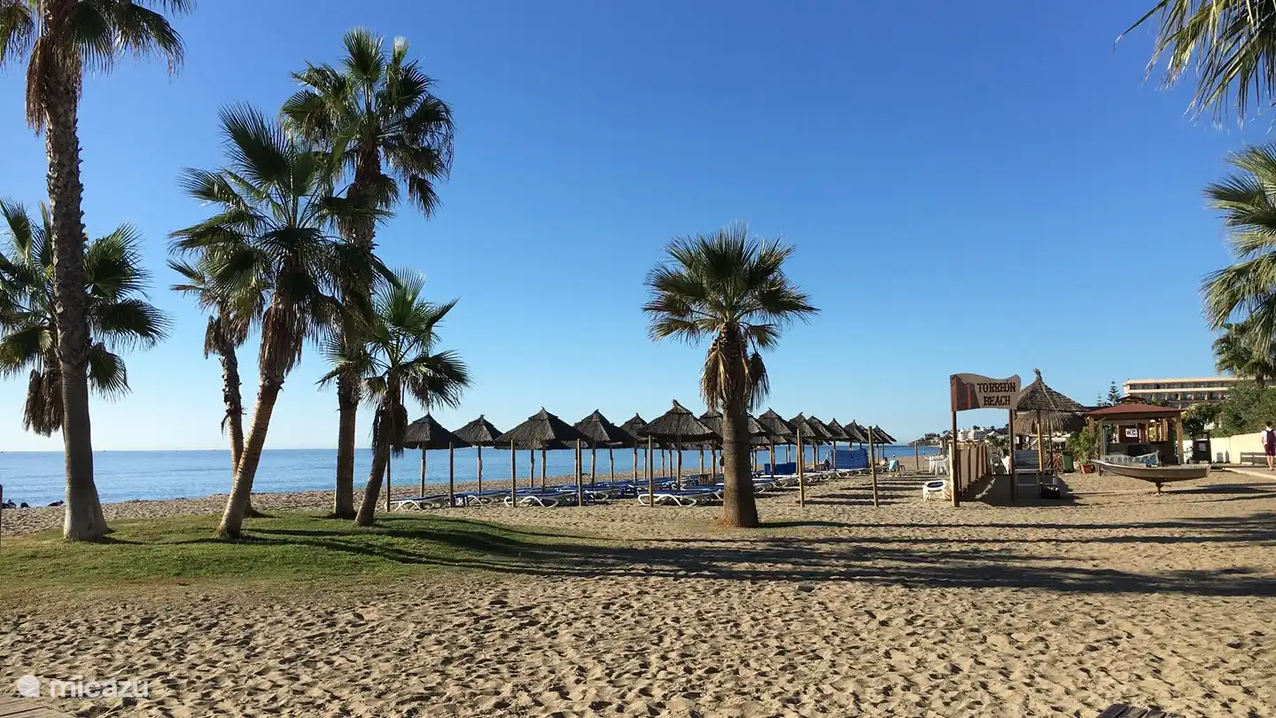 Der schöne Strand von La Cala de Mijas mit Wassersportmöglichkeiten.