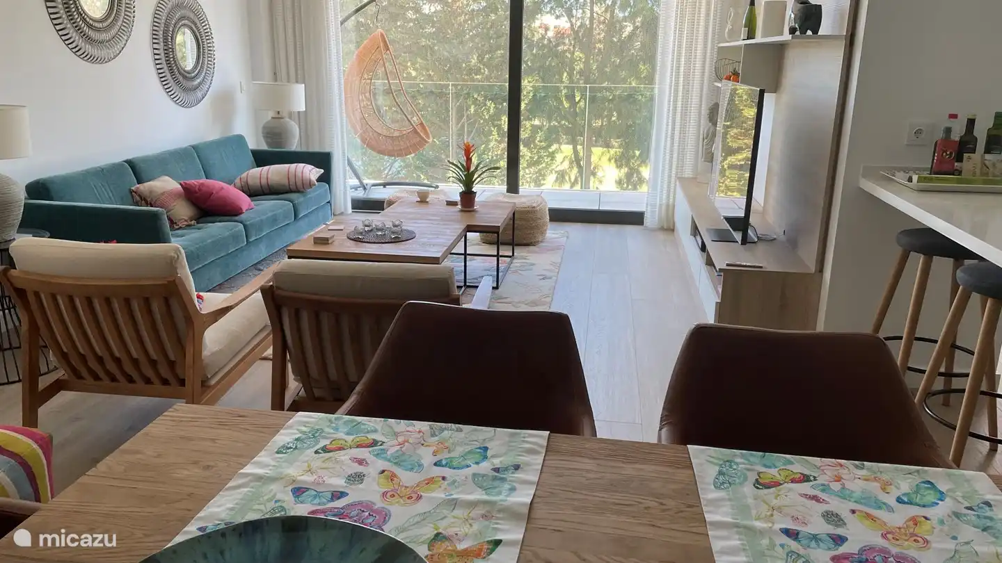 Vom Wohnzimmer aus haben Sie einen Blick auf den Golfplatz, auf dem immer etwas los ist.