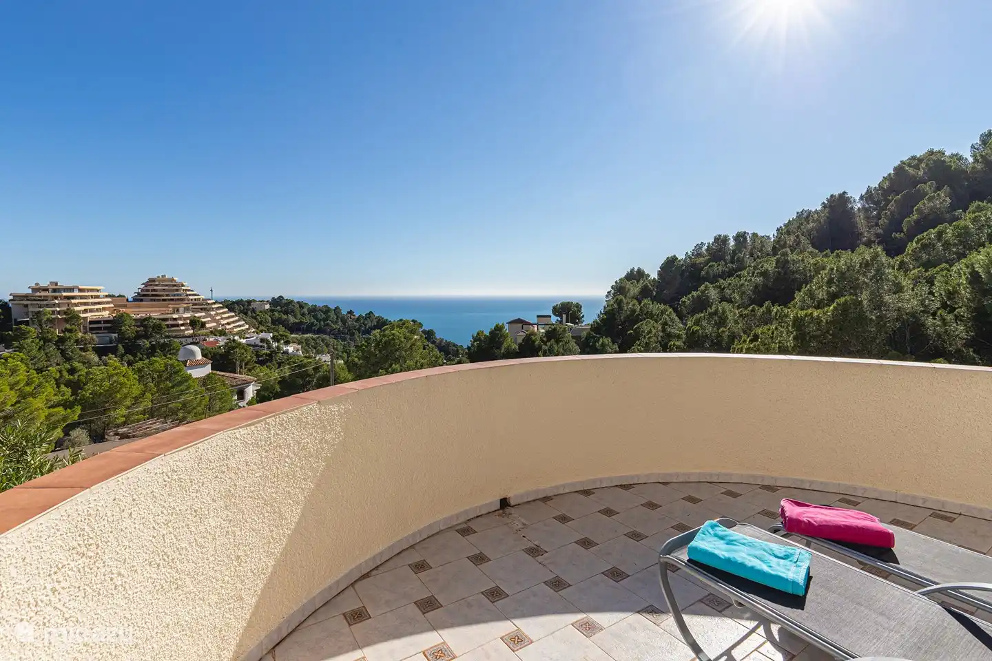 au-dessus de la terrasse