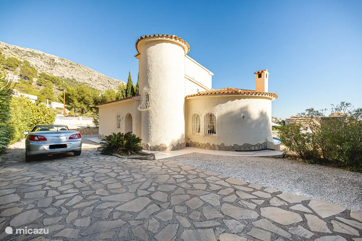 maison depuis l'allée