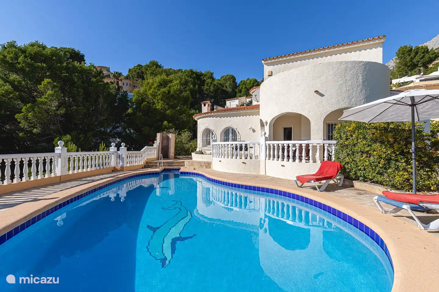 vue de la maison avec piscine