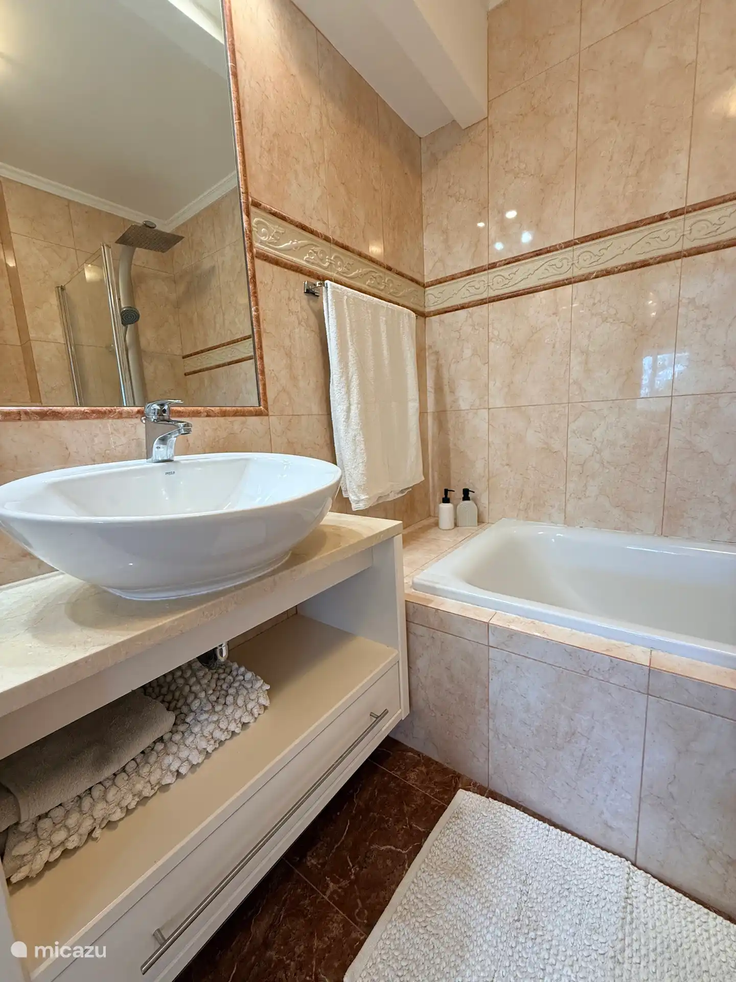 Badkamer 1 met bad, 2 wastafels, toilet, douche en bidet
