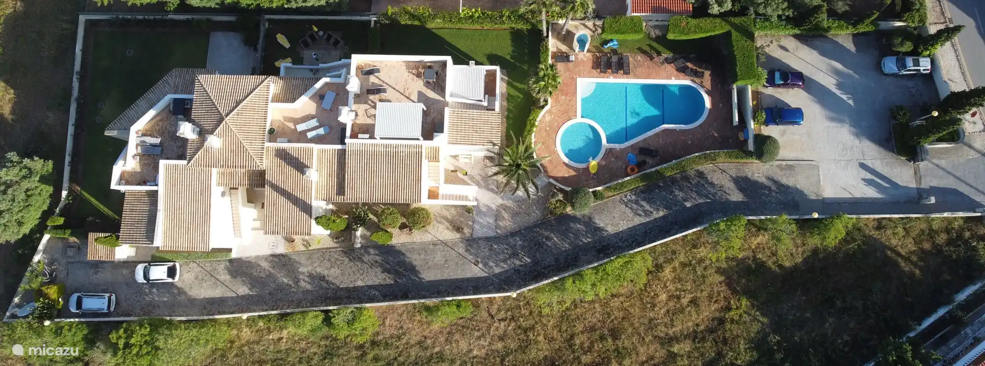 Bovenaanzicht complex (met zwembad en eigen parkeerterrein)