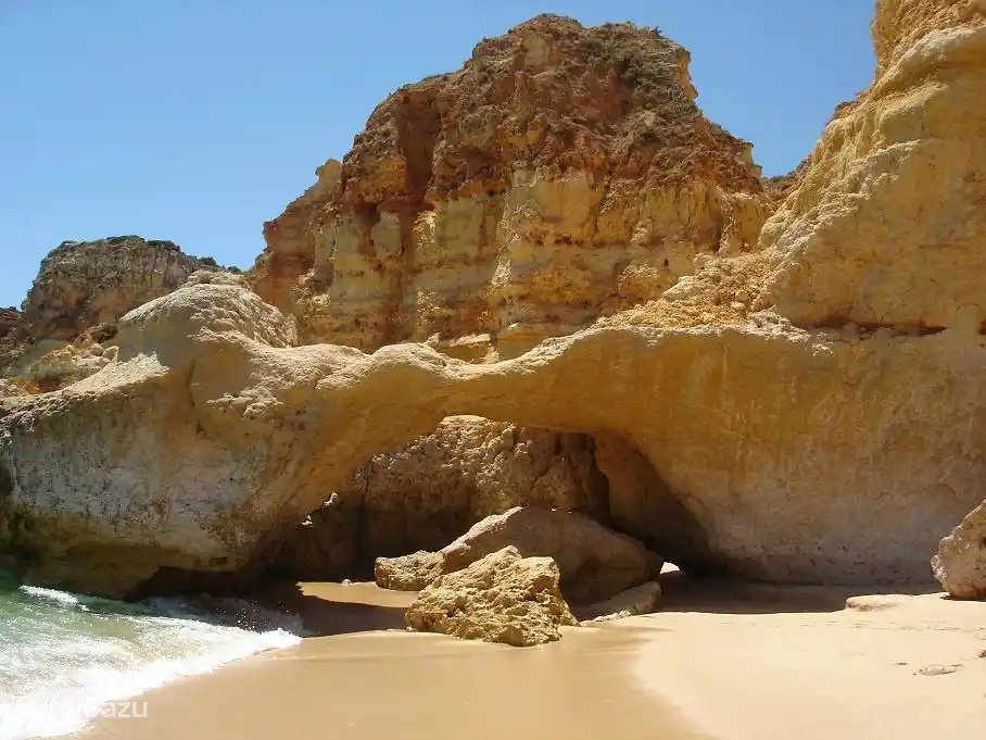 Het bijzondere en prachtige strand van Praia da Marinha, in alle jaargetijden mooi!