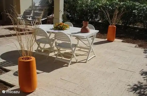 De woning heeft een beschutte tuin met veel terrassen.