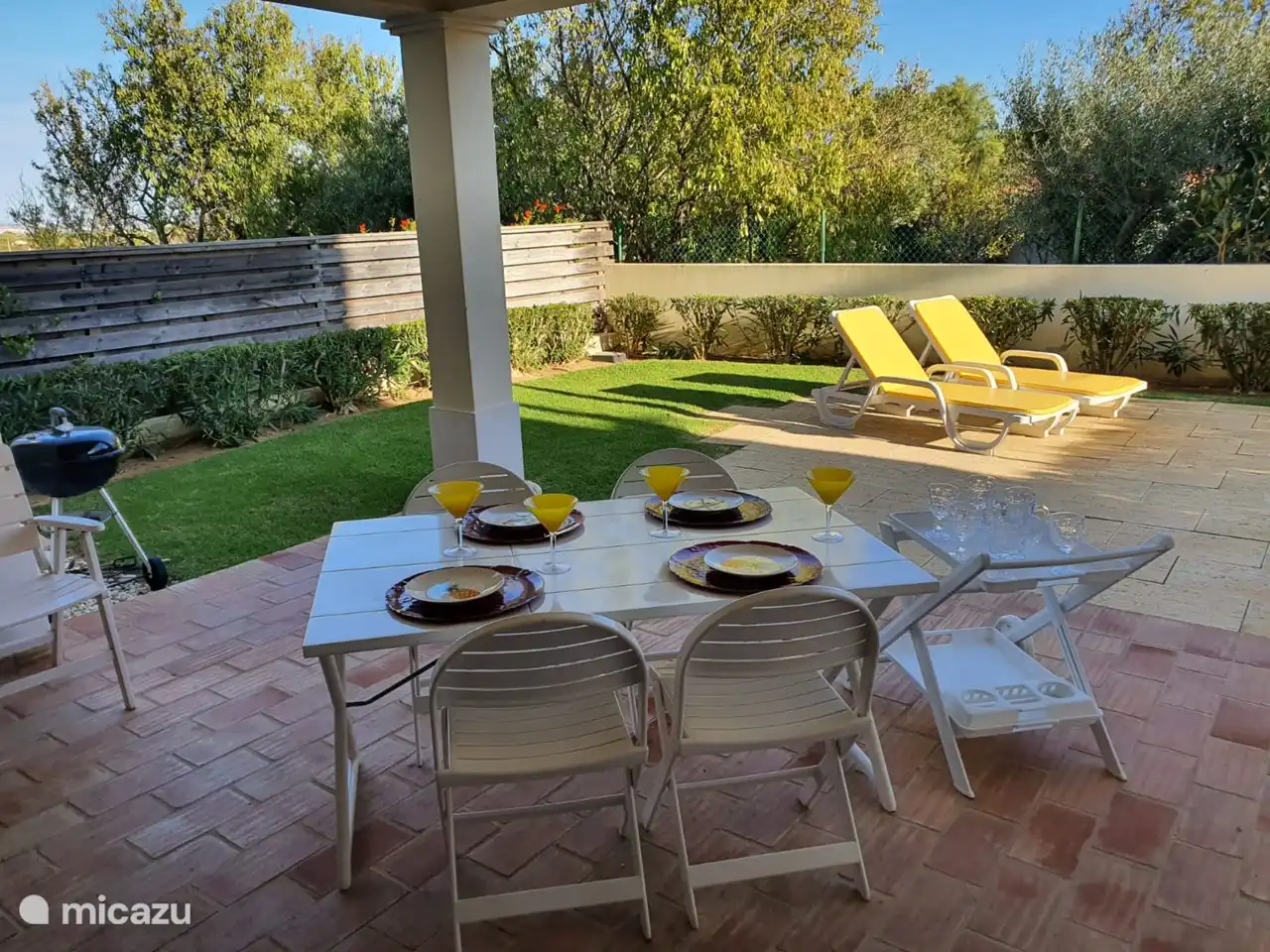 Een deel van de terrassen is overdekt, zodat hier altijd een plekje te vinden is waar het goed toeven is.