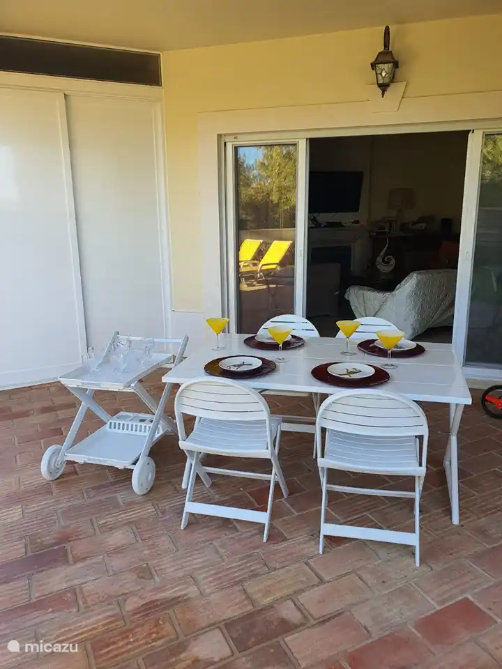 Twilight time op het ruime terras voor de woonkamer. De keuken biedt compleet servies en is volledig uitgerust.