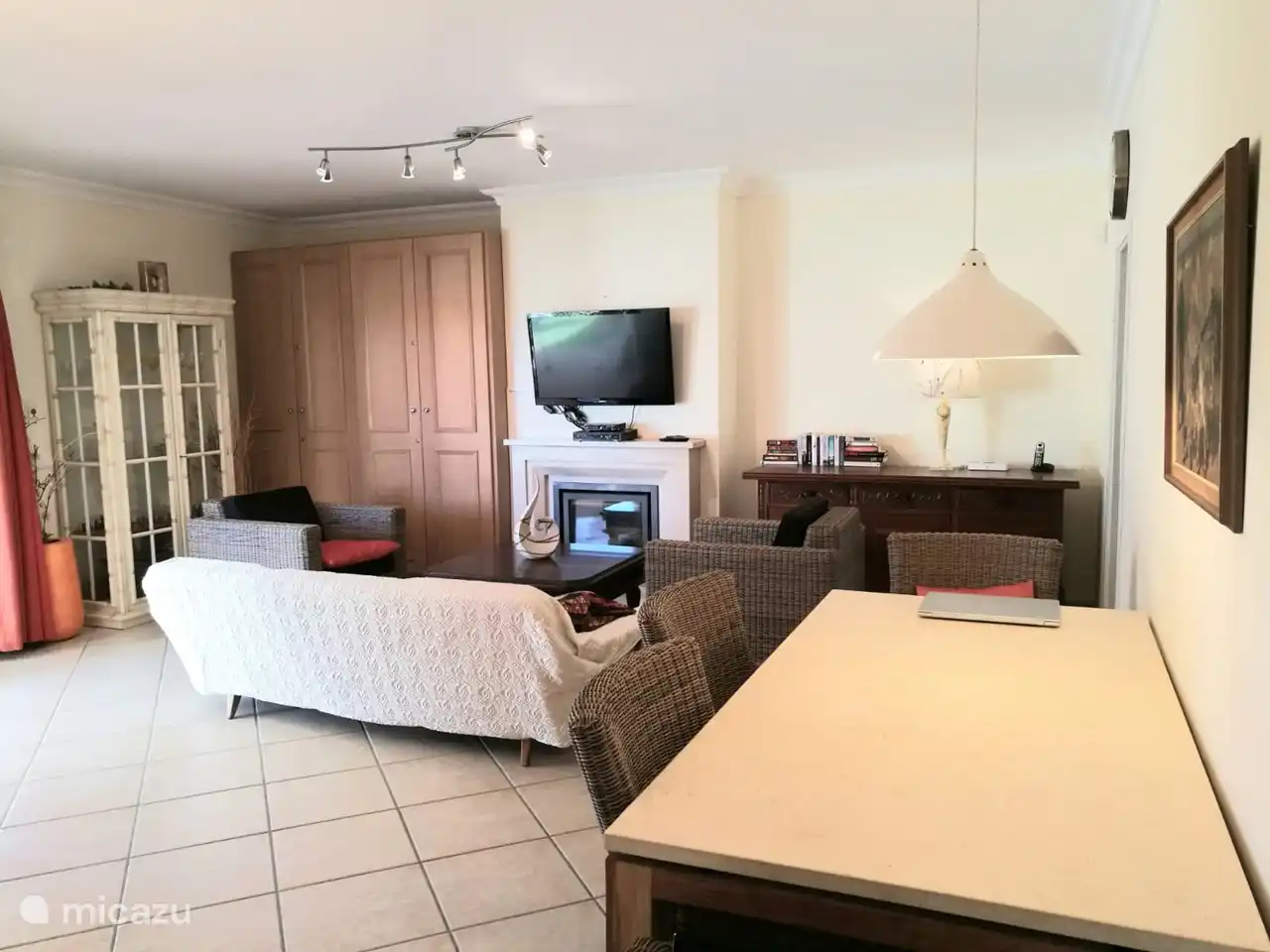 Woonkamer met werkplekken, goede verlichting, smart TV en snel glasvezel, 350 Mb.