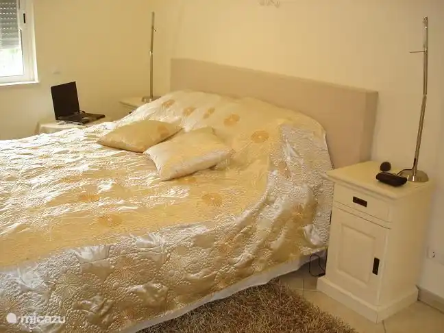 De masterbedroom is een suite met een luxe badkamer.