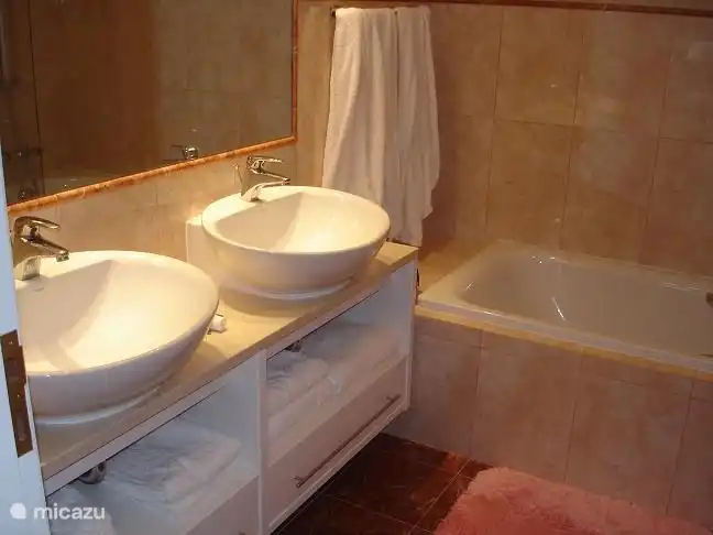 De badkamer van de Masterbedroom suite met extra groot ligbad en regendouche.