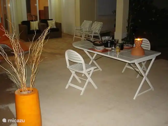 Heerlijk tafelen 's avonds in de tuin. Barbecue aanwezig.