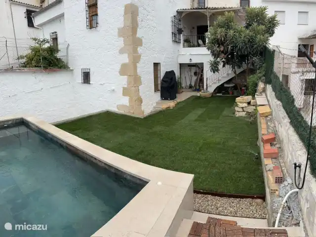 Casa Montefrio | Espagne, Andalousie, Montefrio - maison mitoyenne Terrasse à l’arrière avec piscine et bodega fraîche.