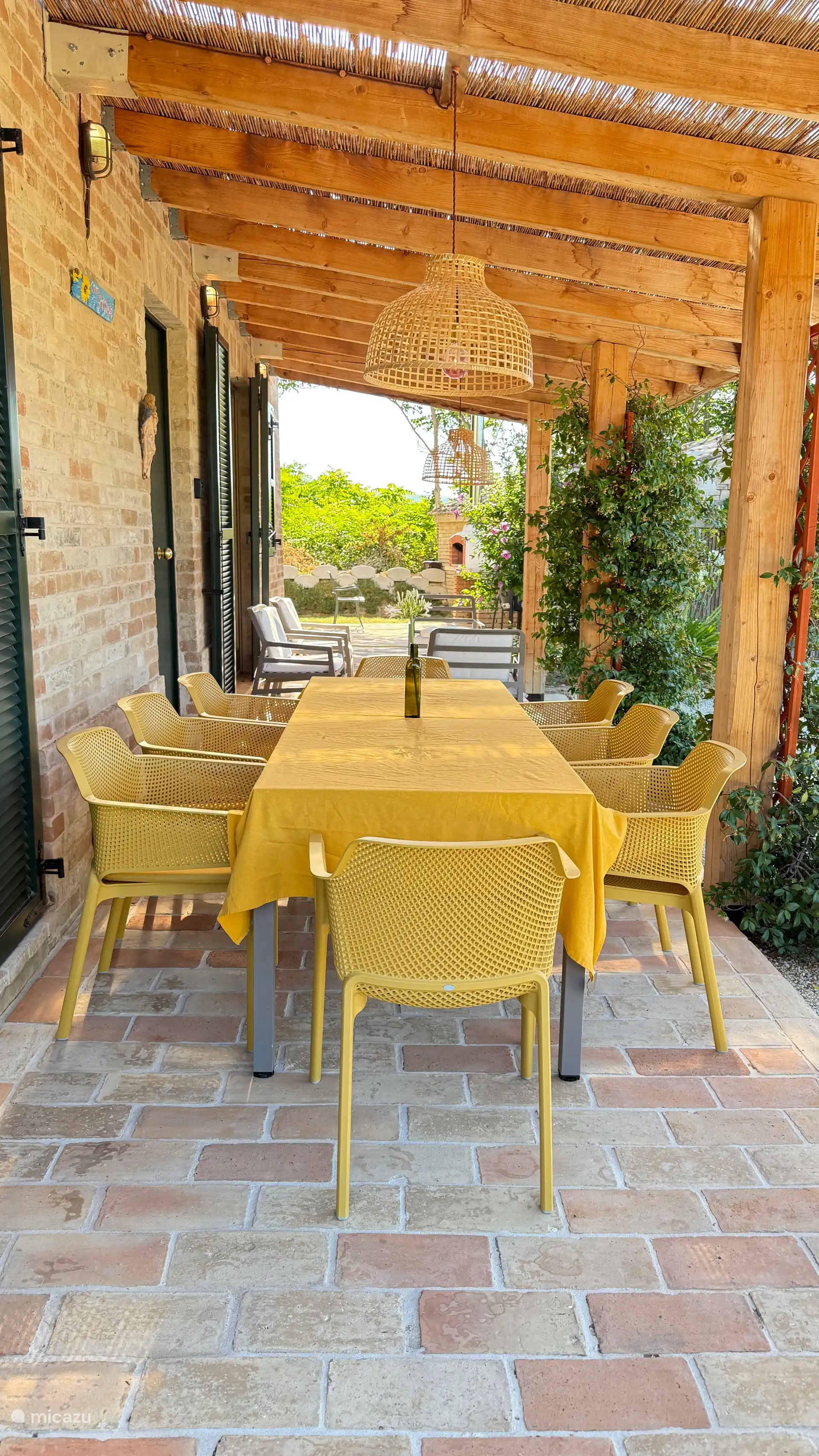 Essen unter dem Portikus